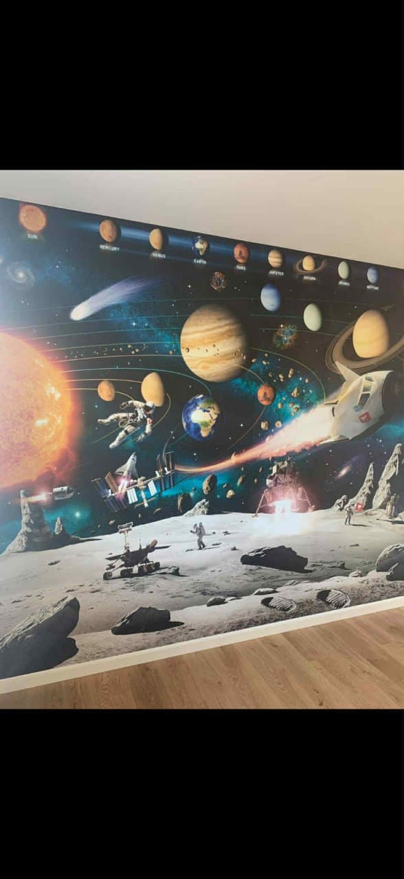 Fototapet med rummet og planeter opsat på børneværelse — kreativt malerarbejde