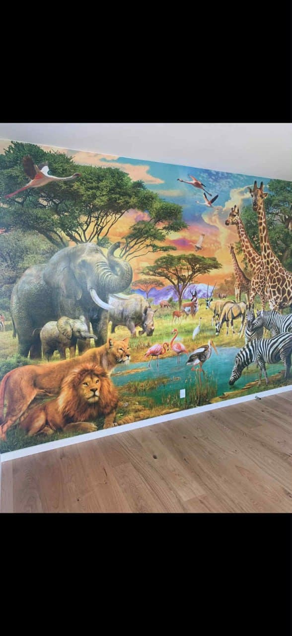 Fototapet med safari og afrikanske dyr opsat på børneværelse — professionel opsætning