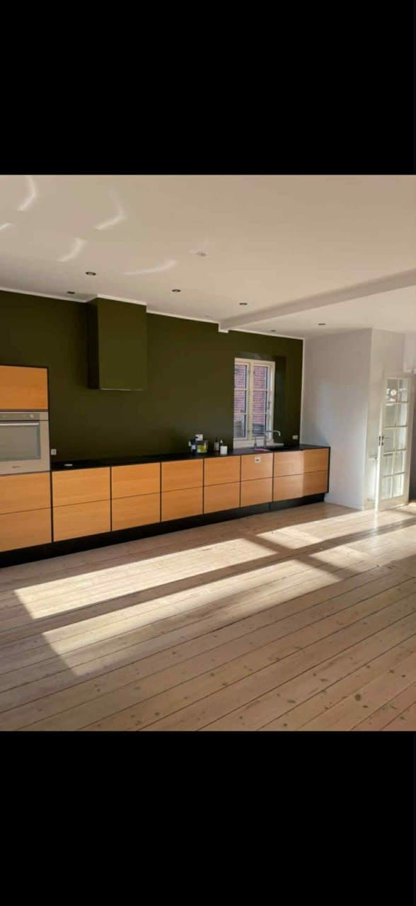 Indvendig maling af moderne hus med dobbelt højde — hvide vægge og sort gelænder