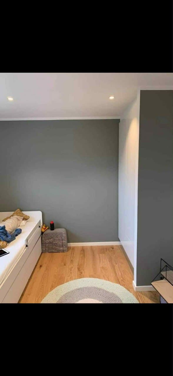 Soveværelse med afdækning — indvendig maling af skråvæg under renovation