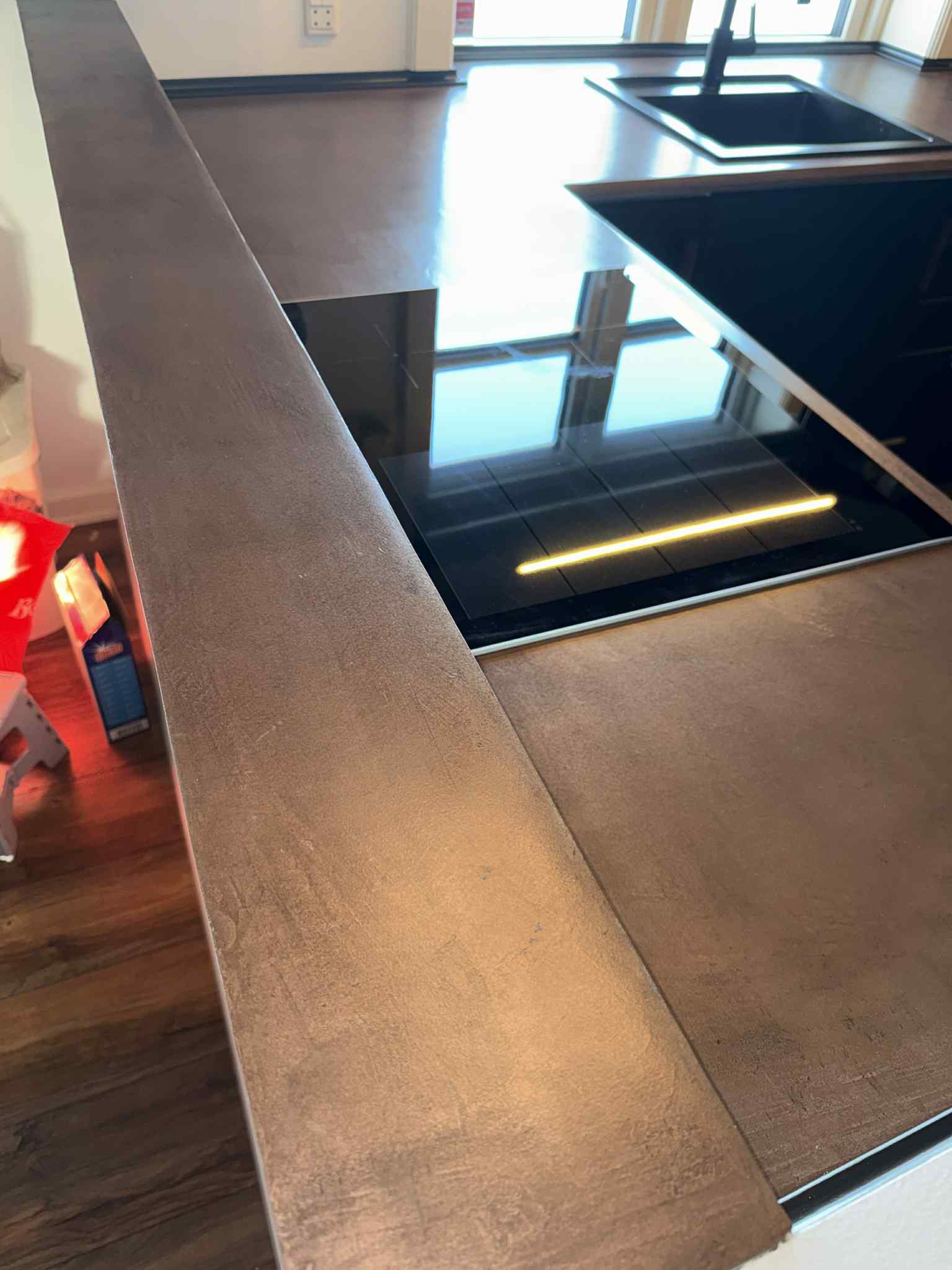 Microcement gulv nærbillede — tekstur og farvenuancer