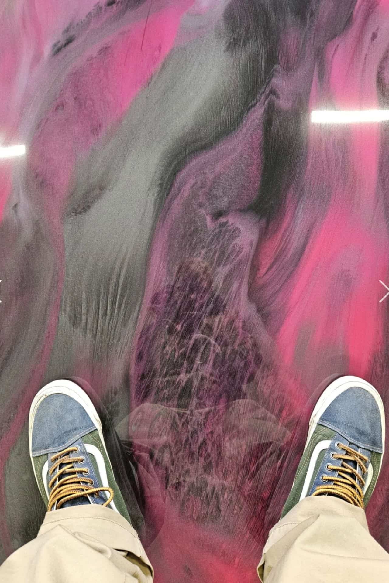 Metallisk epoxygulv - reflekterende overflade i rum med glasvinduer