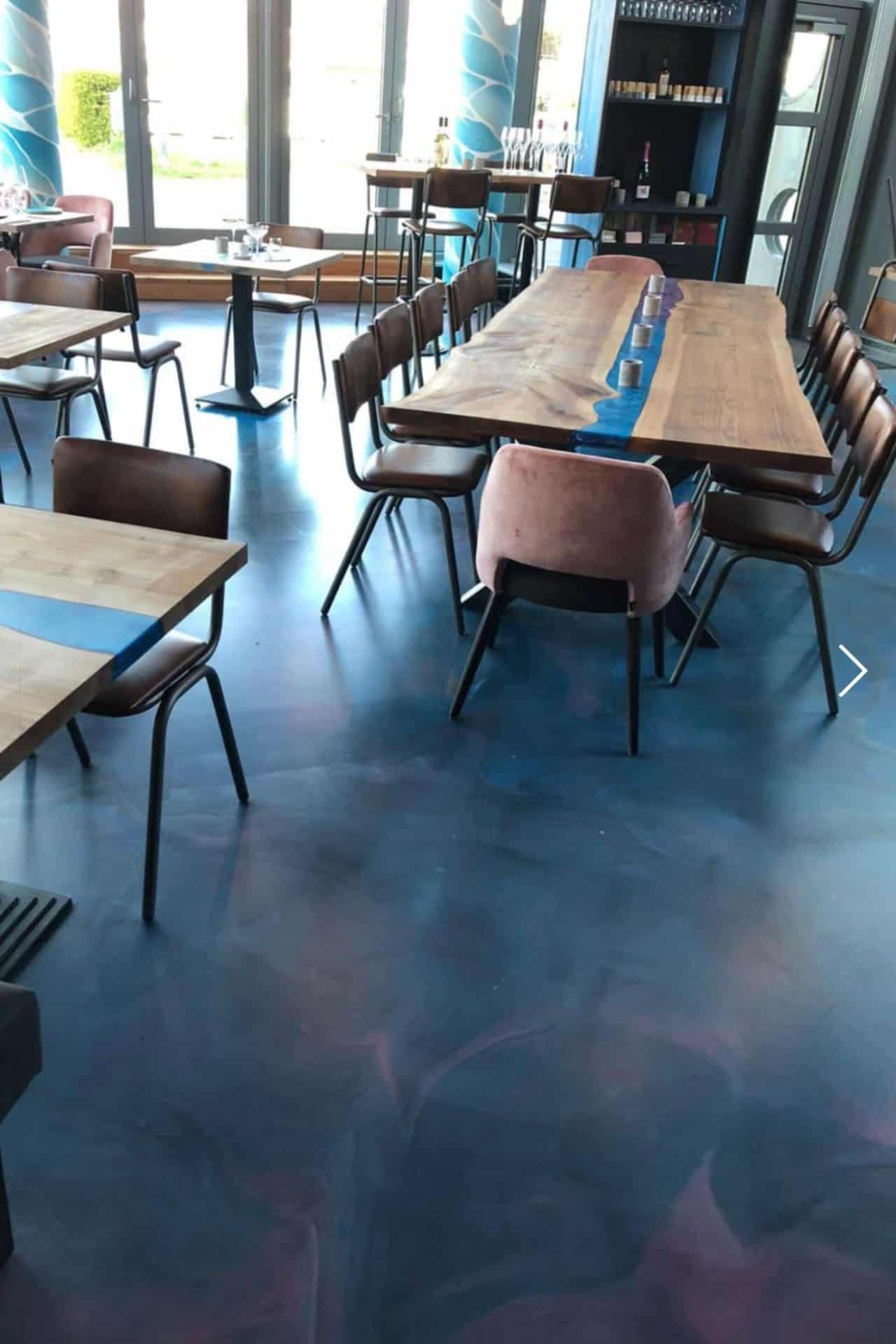 PU gulv installation - maler arbejder med epoxy-blanding