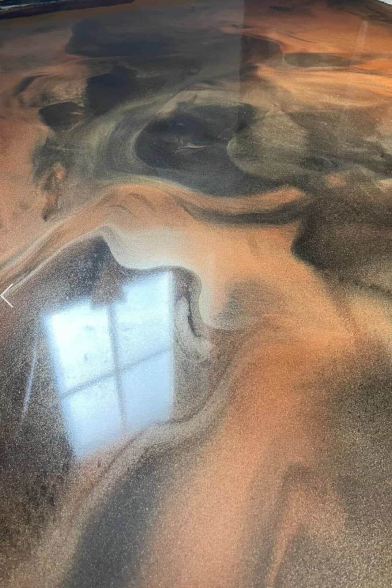 PU gulv med kobber-effekt - dekorative mønstre i metallisk epoxy