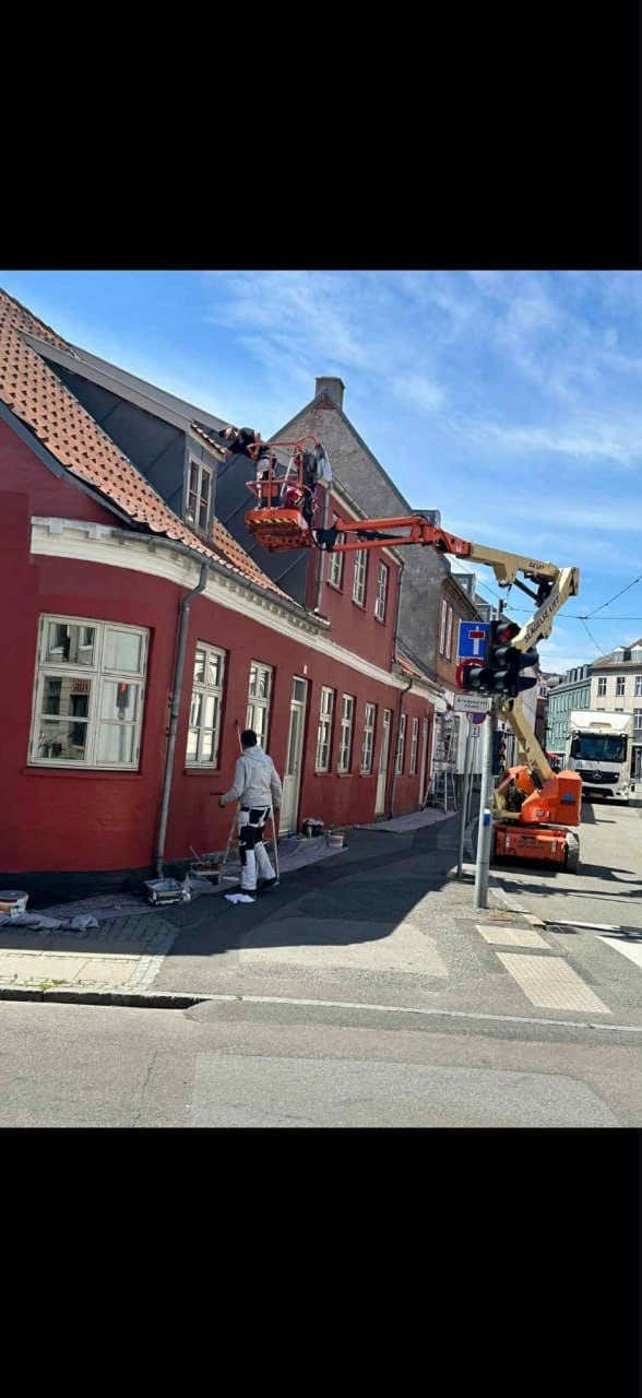 Maler i lift ved gavl — professionel udvendig maling af bygning med kranvogn